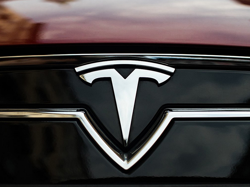 Эмблема Tesla